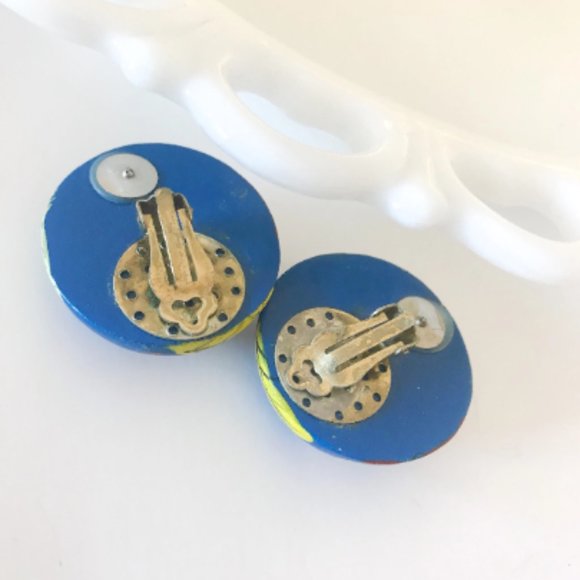 Vintage Wooden Handpainted Flower Earrings - Round clip on earrings - Picture 2 of 3